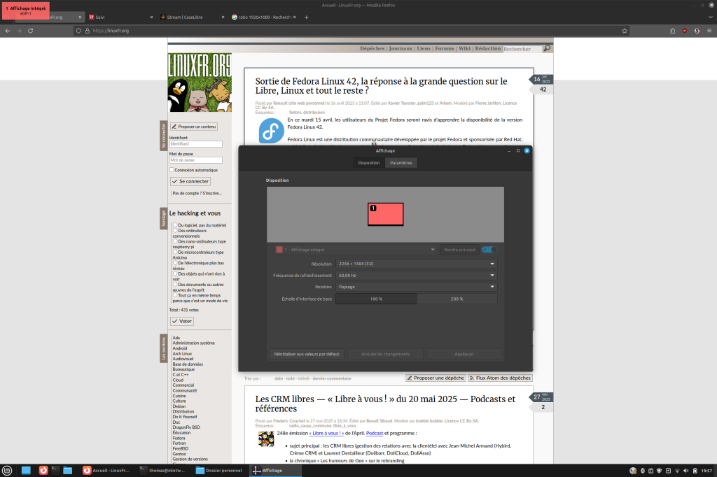 Capture d’écran d'un bureau Linux où tout est affiché en tout petit (fenêtre nde configuration de l'affichagen navigateur internet en second plan, barre des tâches...)