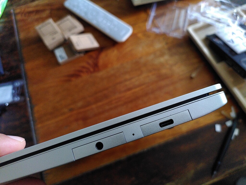 Vue du Framework sur ma tranche, on peut voir les ports de connexion de deux des modules montés : un jack et un port USB C.