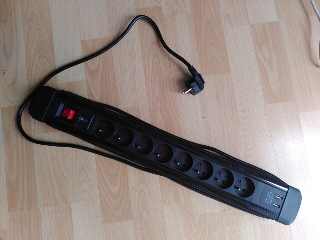 Multi prise noire 8 fiches, avec interrupteur, protection contre les surtensions et deux ports USB