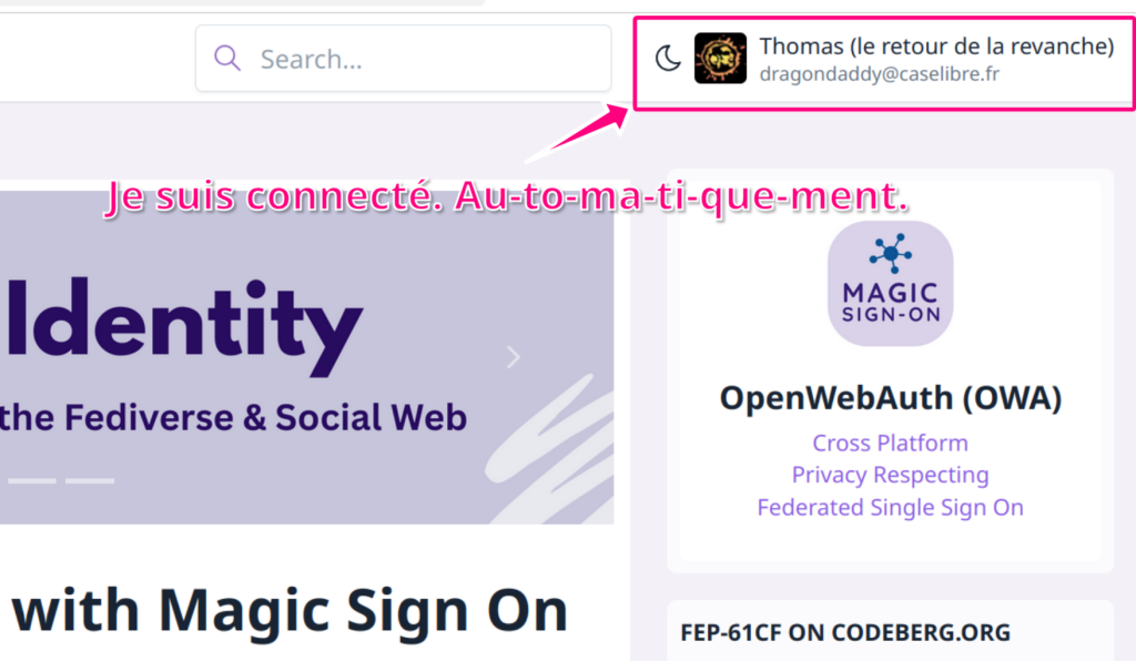 Coin supérieur droit de la page d'accueil du site Magic Sign On\OpenWebAuth (OWA), on voit tout en haut à droite ma photo de profil en icône avec le nom de mon compte, «Thomas (le retour de la revanche)», et mon handle «dragondaddy@caselibre.fr», qui indiquent que je suis connecté. Tout ça est entouré d’un rectangle vers lequel pointe une flèche au pied de laquelle on lit «Je suis connecté. Au-to-ma-ti-que-ment.».