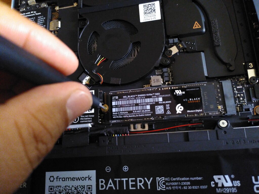 Serrage, de la main gauche, de la vis qui maintient le SSD